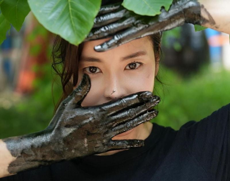 “한상묵 먹의 울림”…김규리, 여름 녹음 속 눈빛→예술적 전율 / 배우 김규리 인스타그램