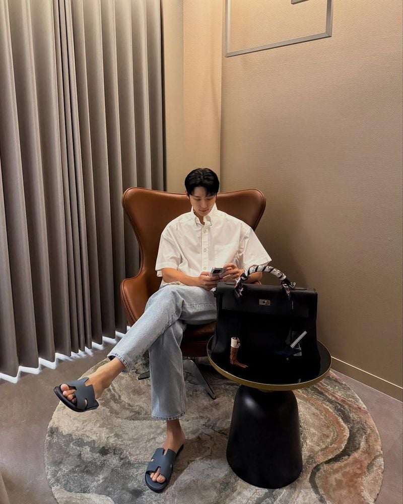 “쳐다보는 시선에 흔들림 없이”…박정진, 여름 오후의 여유→품격 담은 순간 / 인플루언서 박정진 인스타그램