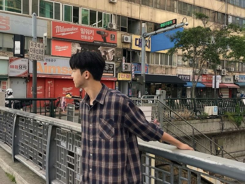 “머묾과 흐름 사이”…김강민, 도심 산책→여름 오후의 여운 / 배우 김강민 인스타그램