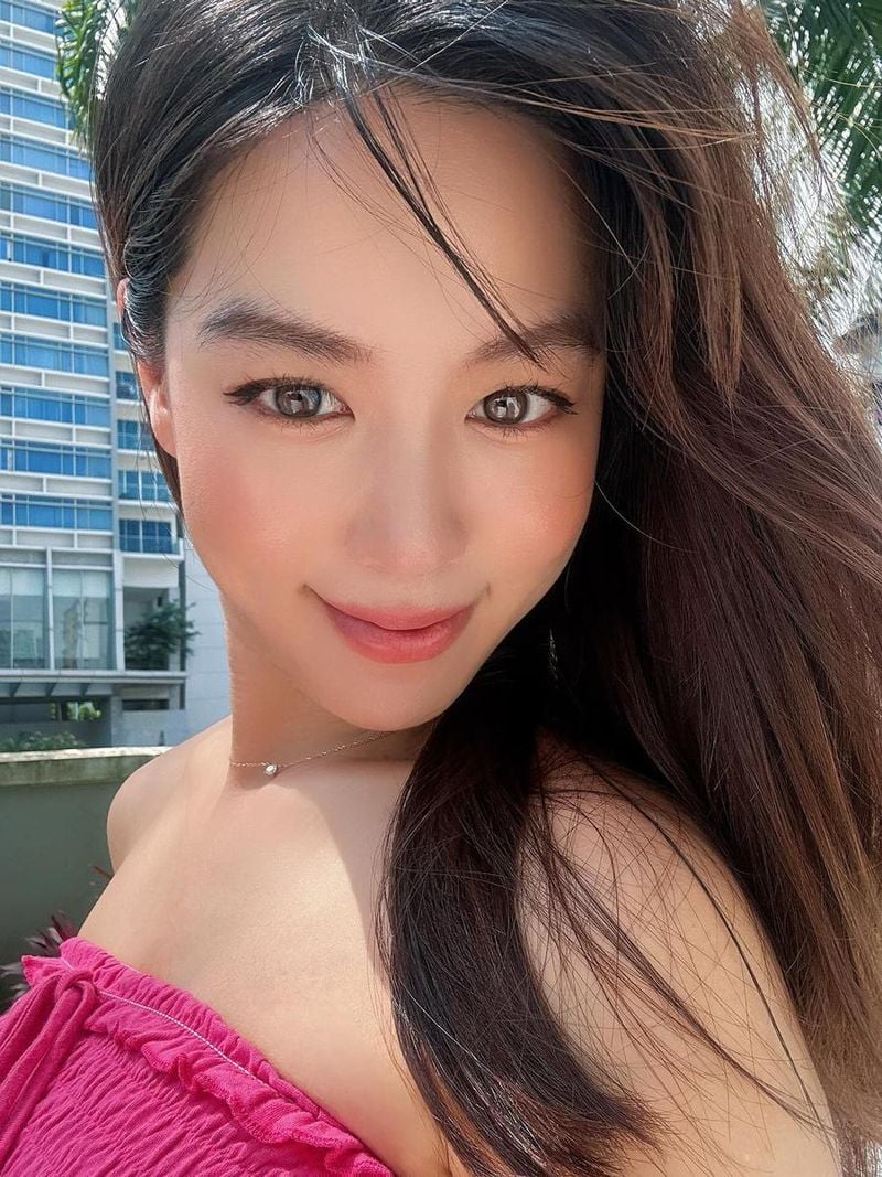 “빛나는 순간, 여름의 설렘”…김희정, 눈부신 미소→청량美 폭발 / 배우 김희정 인스타그램