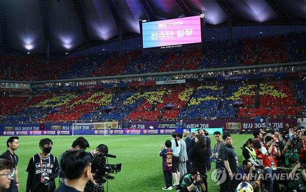 “15년 만의 방한”…바르셀로나, 서울월드컵경기장 축구 축제 장식 / 연합뉴스