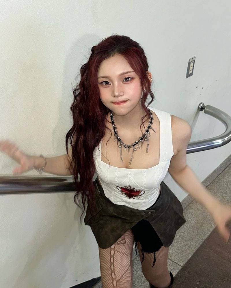 “라뀨라뀨”…비비지 엄지, 장난스러운 미소→도발적 무드 / 걸그룹 비비지 엄지 인스타그램