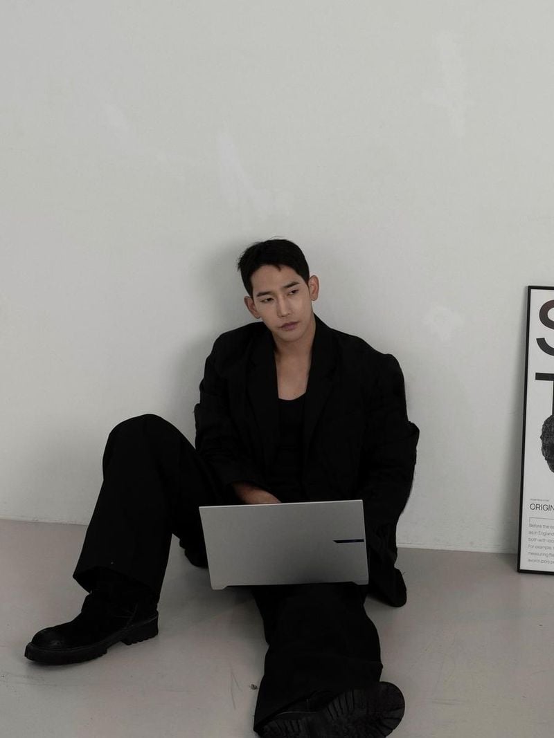 “작업의 여유, 한층 편안한 하루”…육준서, 모던한 공간→깊은 몰입의 순간 / 솔로지옥4 출연자 배우 육준서 인스타그램
