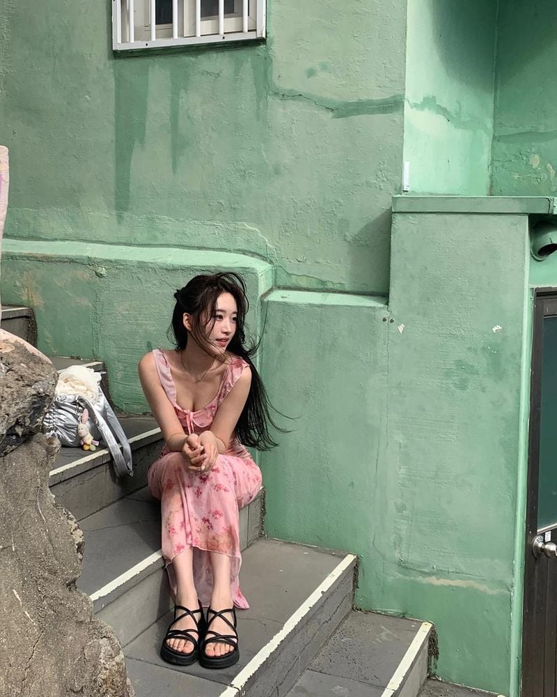 “여름 바람은 이렇게 머무른다”…윤슬, 그늘진 여운→하늘거린 오후 / 가수 윤슬 인스타그램