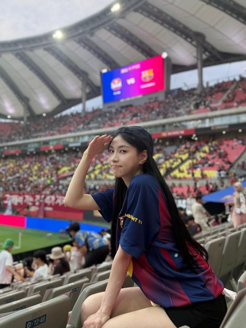 “힐링 받은 하루”…오하영, 여름 뜨거움 속 미소→축구장에서 피어난 청량 / 걸그룹 에이핑크 오하영 인스타그램