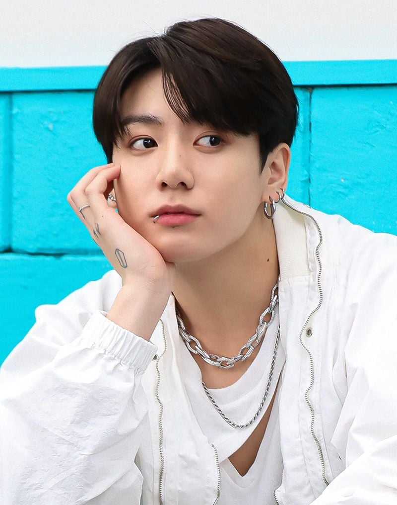 “신기록은 계속된다”…방탄소년단(BTS) 정국, ‘퍼미션 투 댄스’ 포토로 남신 비주얼→글로벌 팬심 압도
