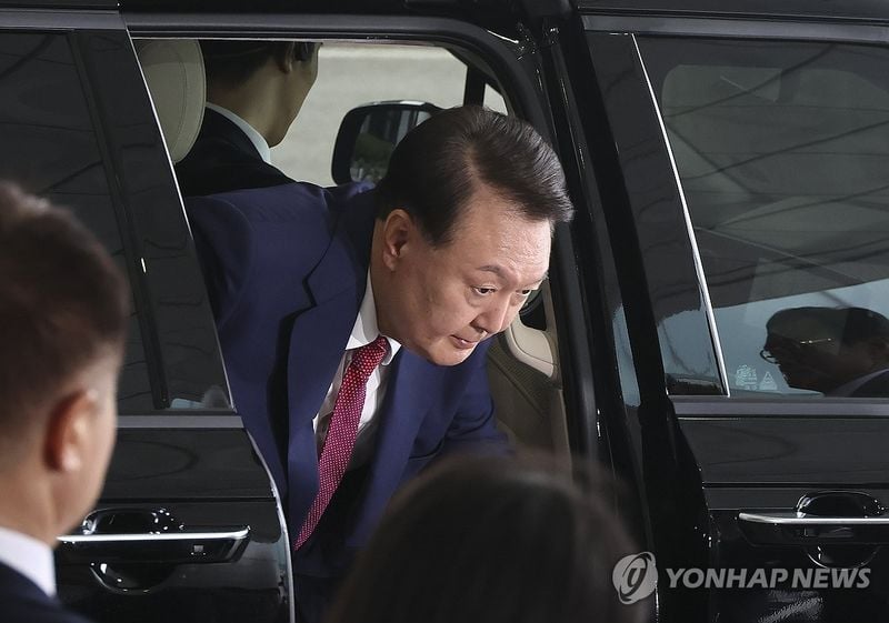윤석열 전 대통령이 5일 내란 특검의 2차 조사를 받기 위해 조은석 특별검사팀 사무실이 있는 서울 서초구 서울고검에 도착해 차량에서 내리고 있다. 2025.7.5 [공동취재]