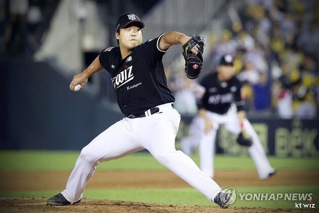 “투수 등판 깜짝 소화”…강백호, 1이닝 2실점 부진 탈출 모색 / 연합뉴스