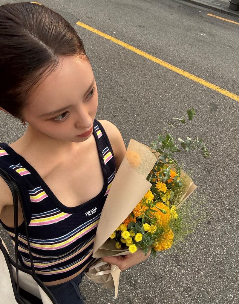 “효리언니 오마주라고 했죠”…효민, 다정한 여름 오후→꽃다발 들고 청량한 조우 / 걸그룹 티아라 효민 인스타그램