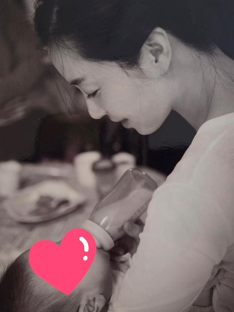 “15년 전의 너와 나”…송윤아, 흑백 속 깊은 여운→시절의 온기 전하다 / 배우 송윤아 인스타그램