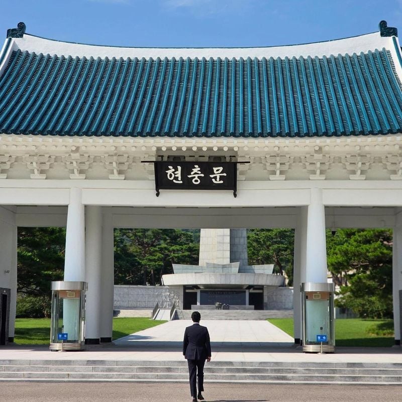 “조용히 고개를 들어 올렸다”…신현준, 현충문 앞에서→묵직한 여름의 헌정 / 배우 신현준 인스타그램