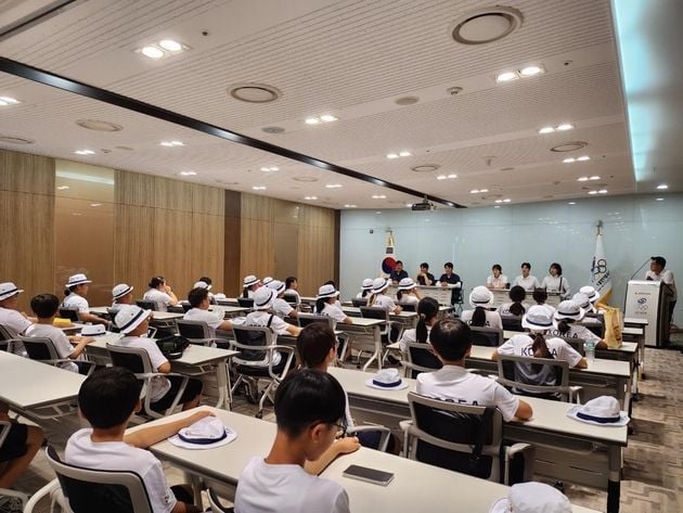 “멘토링 나선 김우진”…양궁대표팀, 진천선수촌서 꿈나무 지도 / 연합뉴스