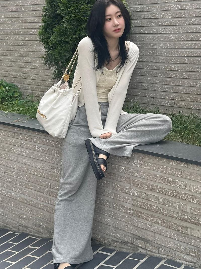 “8월 시시시작”…채령, 여름 오후의 담담함→일상 속 깊은 여운 / 걸그룹 있지 채령 인스타그램