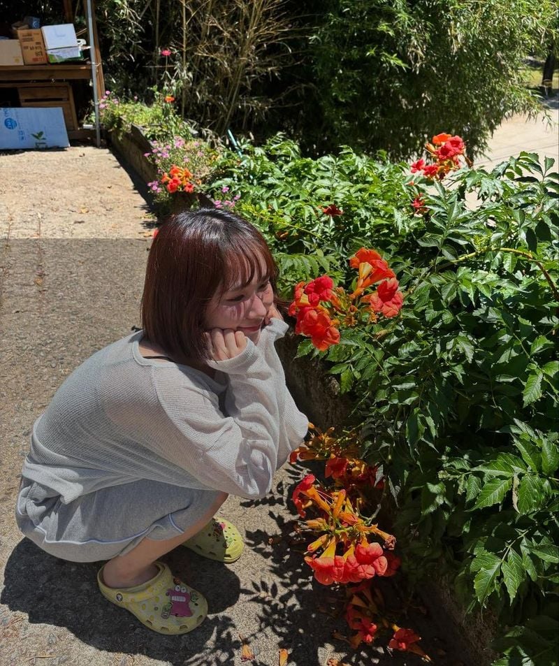 “햇살과 꽃, 그리고 미소”…미아, 초여름의 여유→순수 감성 가득한 한순간 / 걸그룹 에버글로우 미아 인스타그램