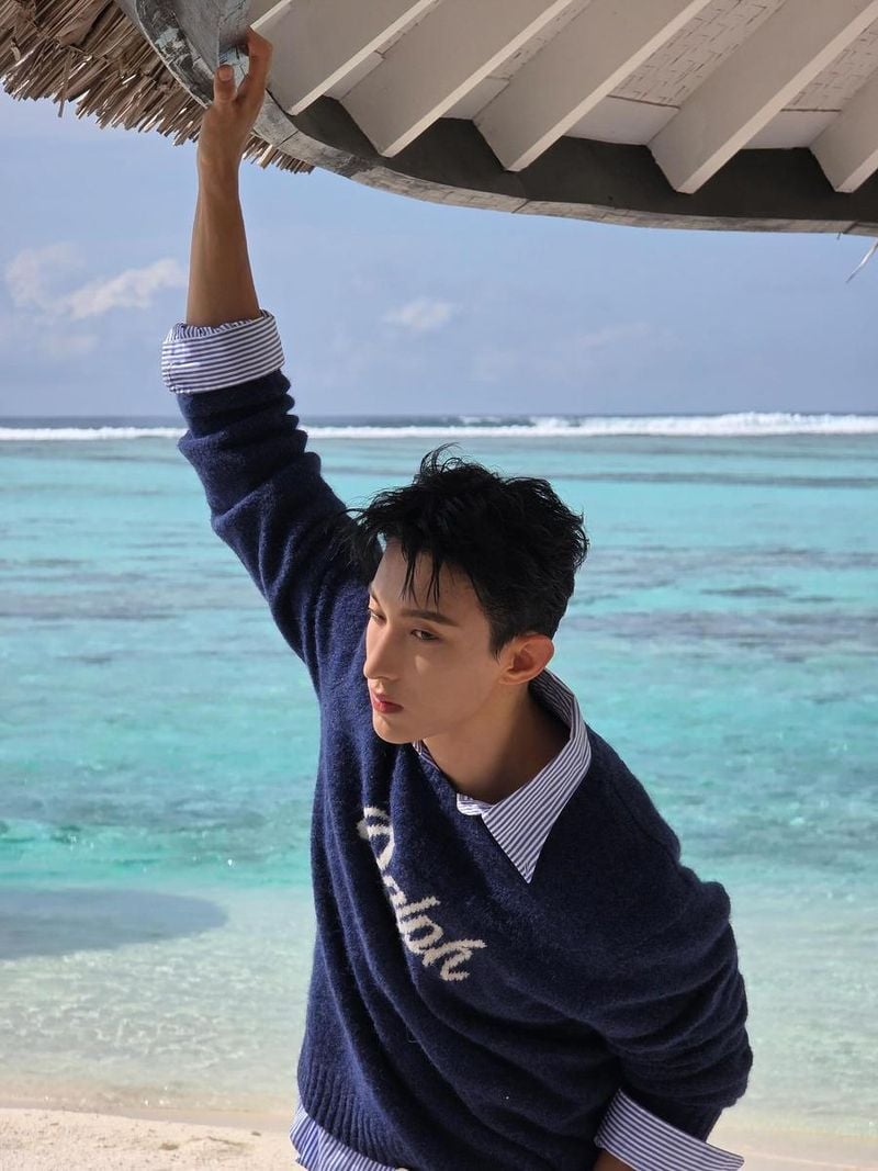 “해변의 청량함을 닮은 순간”…도겸, 여름 휴양지→성숙한 여운 / 그룹 세븐틴 도겸 인스타그램