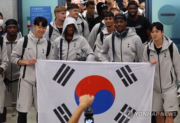 “태극기 함께 든 입국”…손흥민·양민혁, 유로파 챔피언 토트넘 방한 / 연합뉴스