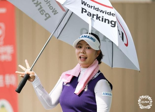“버디 8개 대폭발”…서어진, 오로라월드 KLPGA 2라운드 공동 선두 / 연합뉴스