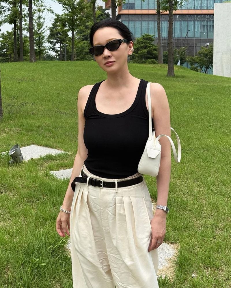 “머리 묶을까, 풀까”…장윤주, 도회적 시선→여름의 찬란함 산책 / 모델, 배우 장윤주 인스타그램
