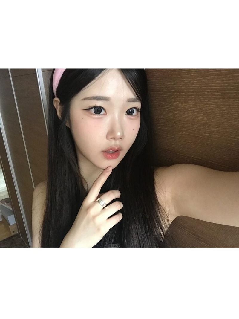 “분홍 헤어밴드가 전한 여름의 설렘”…채원, 맑은 눈빛→자연미 감각 폭발 / 걸그룹 클라씨 채원 인스타그램