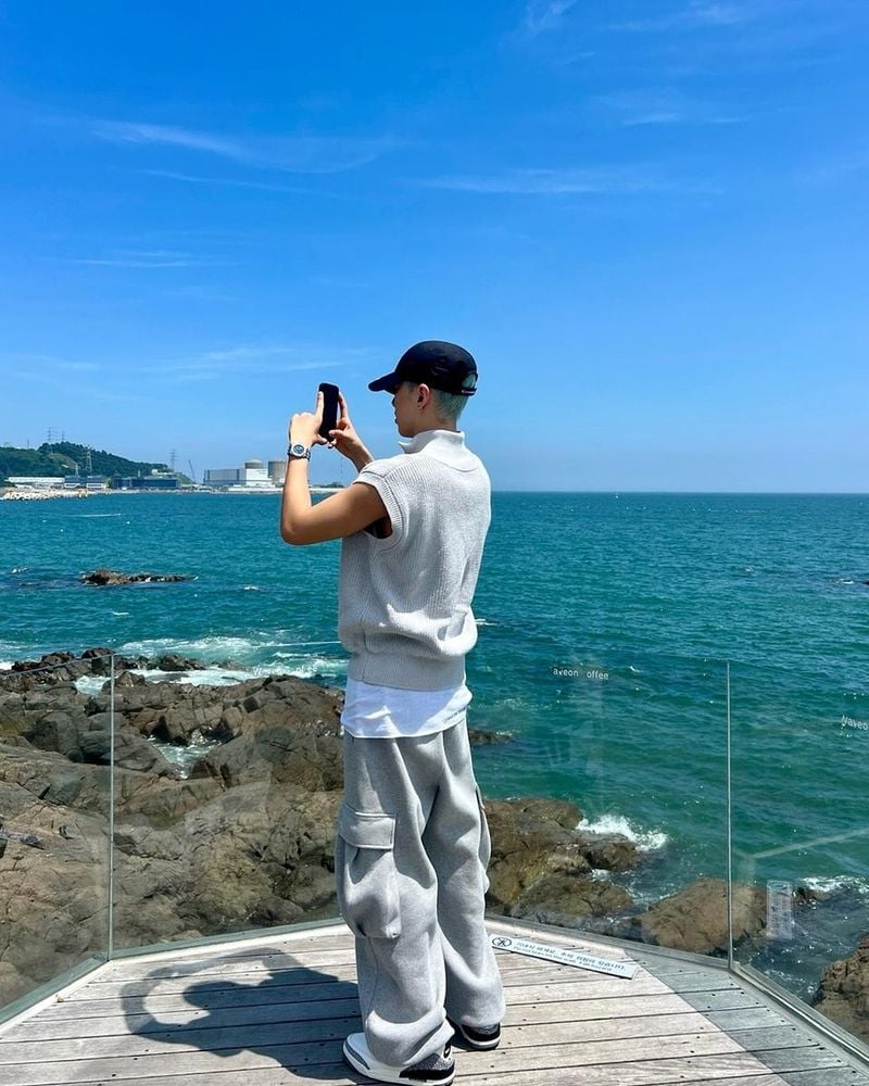 “푸른 바다와 나란히”…호시, 한여름 청량→일상 속 자유 포착