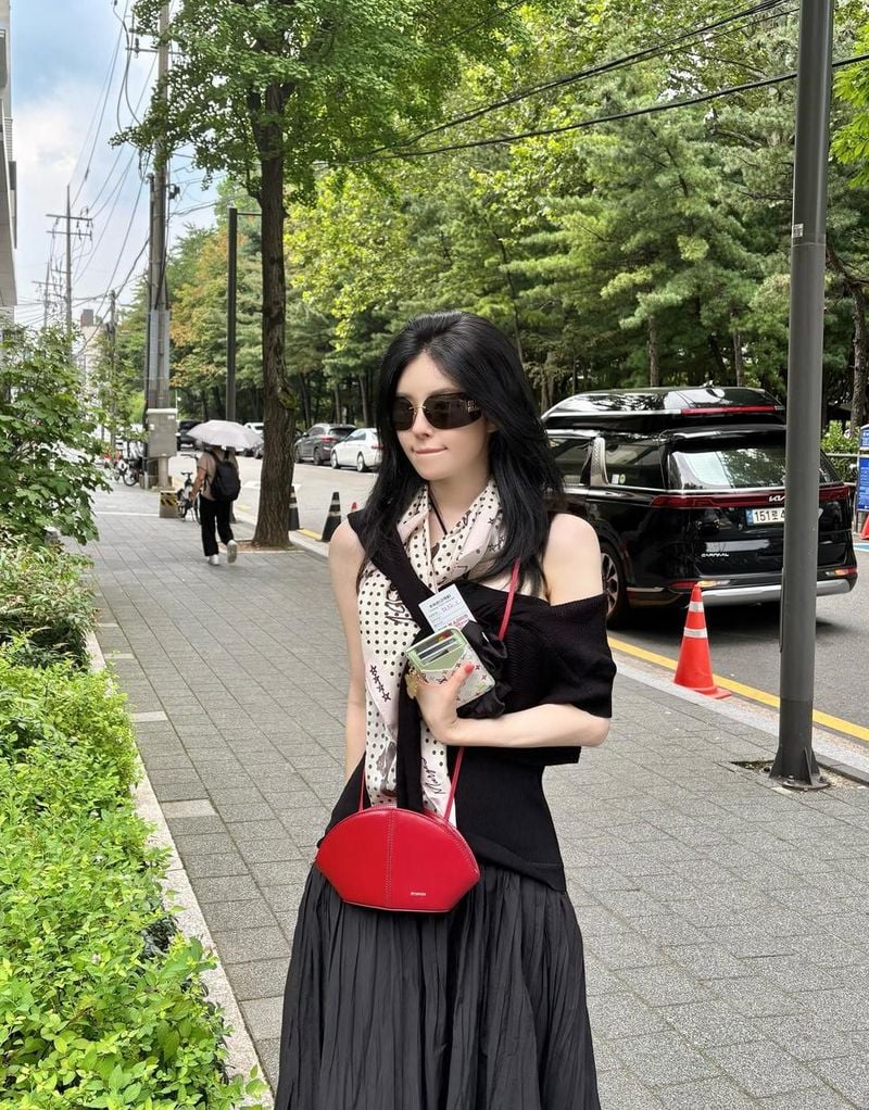 “다들 휴가 가시나요... 저는 안감”…유혜원, 한여름 도심 산책→차분한 존재감 / 커플팰리스2 출연자 모델 유혜원 인스타그램
