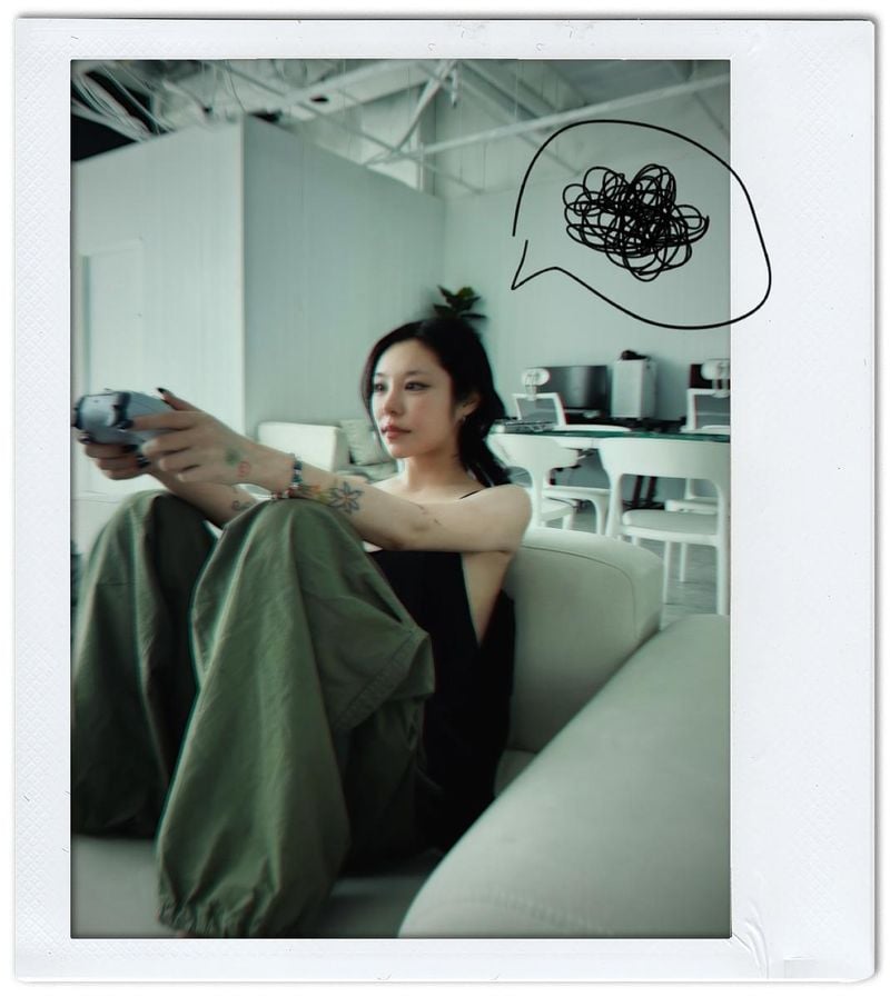 “8월 댐벼라”…휘인, 무심한 눈빛 속 여름의 굳은 다짐 / 걸그룹 마마무 휘인 인스타그램