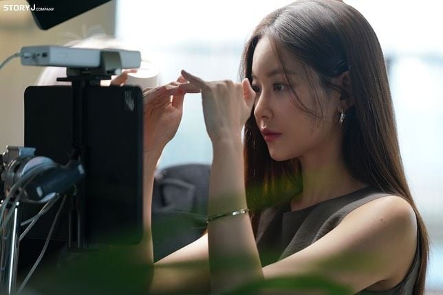 “거울 너머로 전해진 차분함”…오연서, 집중 속 성숙미→고요한 아름다움 / 배우 오연서 인스타그램