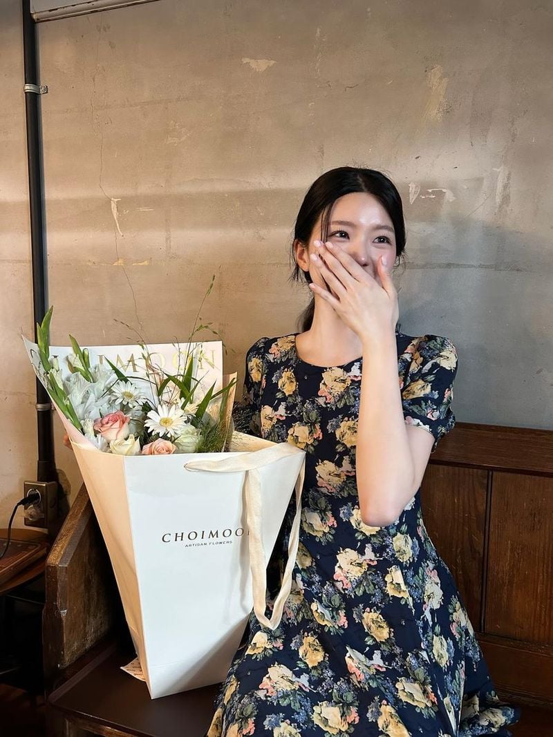 “언제 받아도 기분 좋은 순간”…이제연, 꽃다발 안고 환한 미소→감동 여운 / 하트페어링 출연자 변호사 이제연 인스타그램