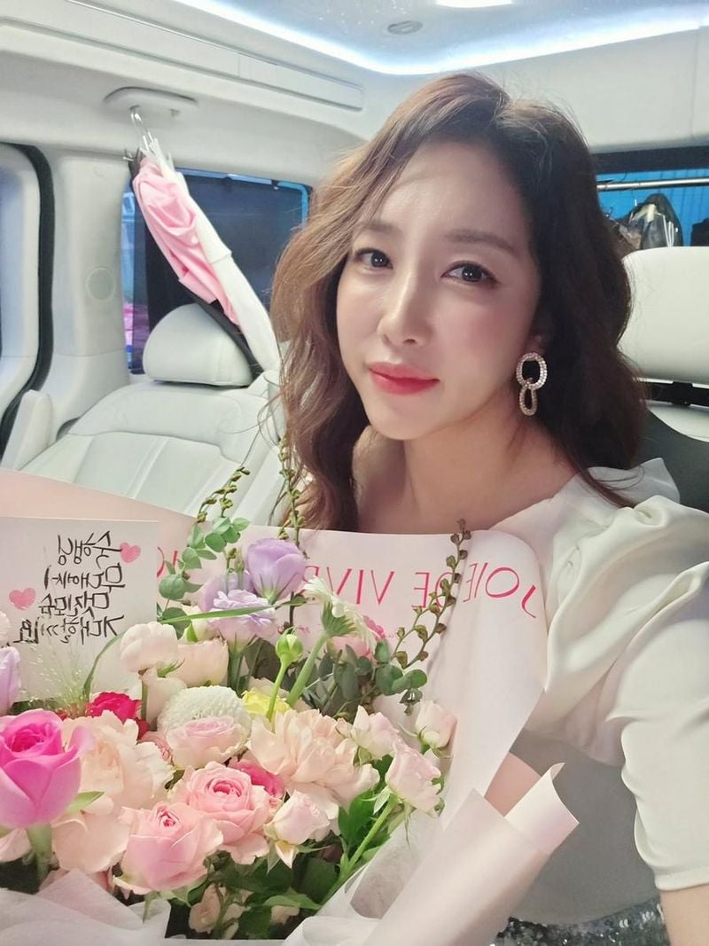“늘 고마워요”…숙행, 빛나는 여름날→꽃다발 품은 미소 / 가수 숙행 인스타그램