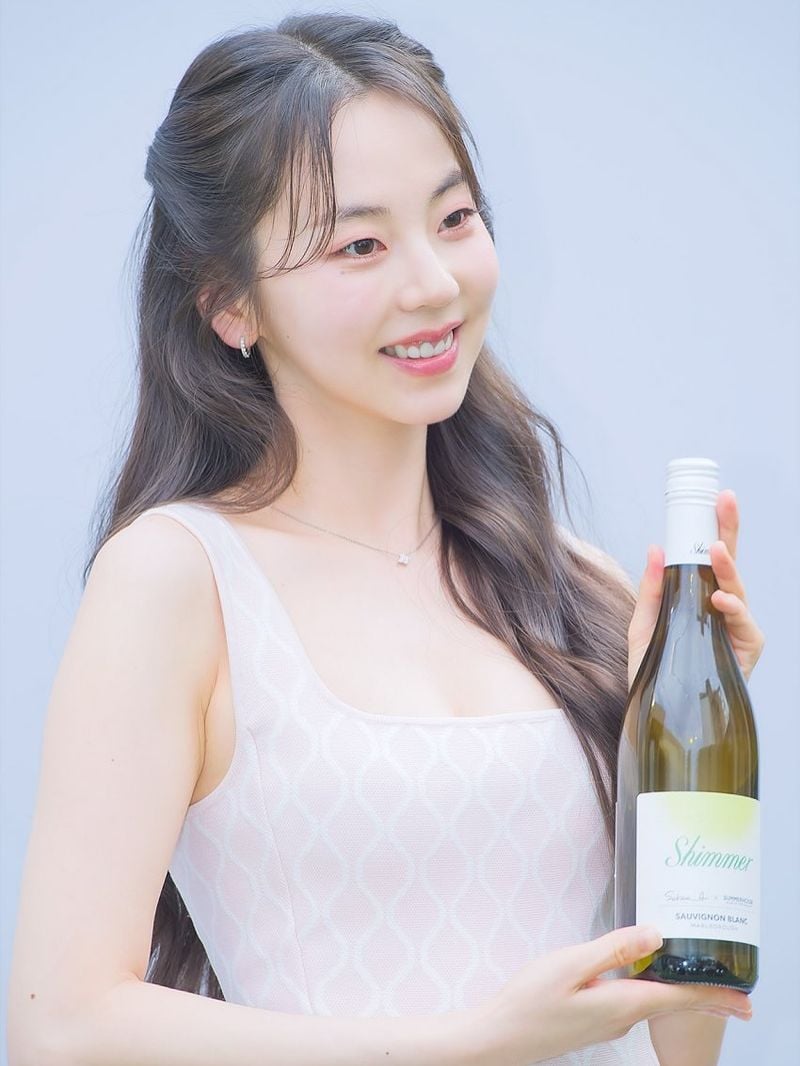 “귀한 발걸음, 감사의 미소”…안소희, 화사한 여름→청초한 근황 시선집중 / 배우 안소희 인스타그램