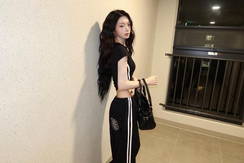 “고요한 시선처럼”…임윤서, 올블랙 무드→여름밤 존재감 발산 / 모델 임윤서 인스타그램