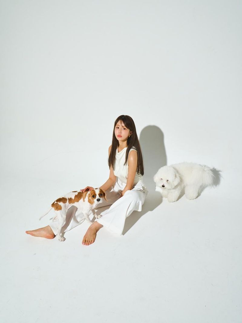 “찰나의 정적 속 따스함”…시아지우, 반려견과 담은 여름빛→순백 변신 예고 / 가수 시아지우 인스타그램