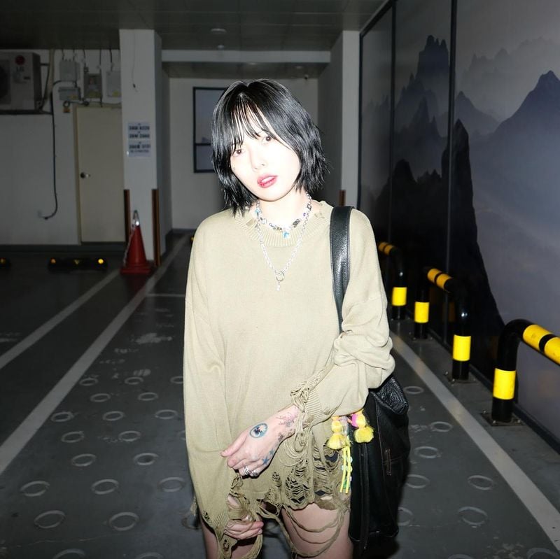 “빛을 삼킨 시선”…현아, 무채색 밤에 선 압도 존재감 / 가수 현아 인스타그램
