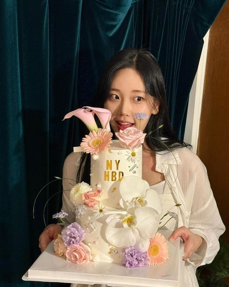 “여름밤을 물들인 감사”…김나윤, 반짝임 속 생일→꽃처럼 환한 미소 / 걸그룹 모모랜드 김나윤 인스타그램