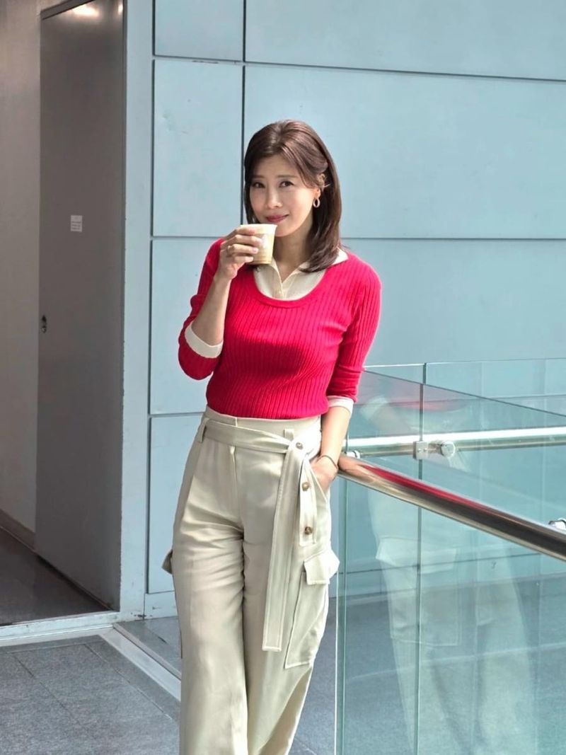 “벌써 8월이라구요”…유선, 밝은 미소로 전한 여름의 여운→도시 감성 일상