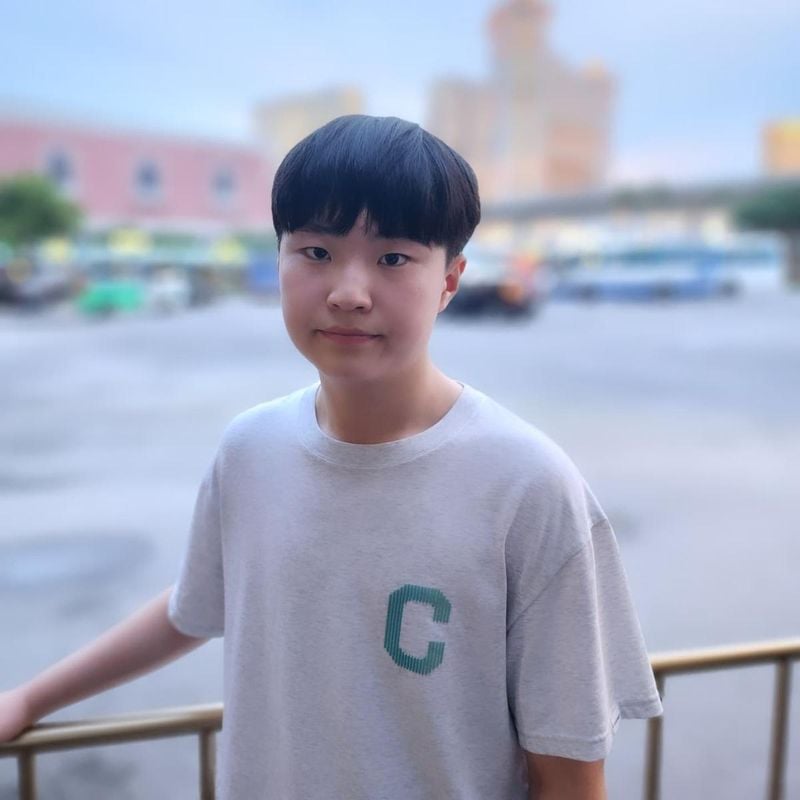 “행복을 노래합니다”…송도현, 여름 저녁→담담한 미소로 근황 전한 순간 / 가수 송도현 인스타그램