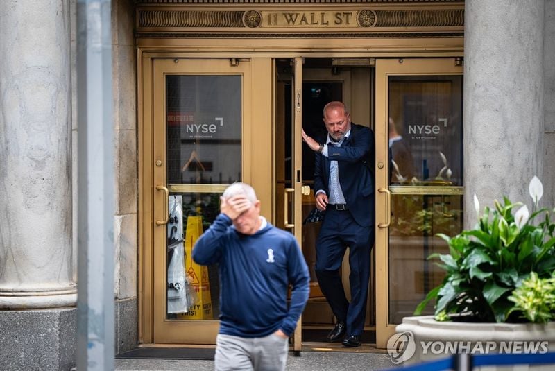 뉴욕증시 3대 지수 1~2%대 급락…美 고용 쇼크·관세 인상 충격