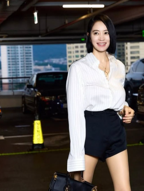 김혜수, 핫팬츠 각선미+54세 미모…시선 압도→윤상현과 투샷까지 궁금증 증폭