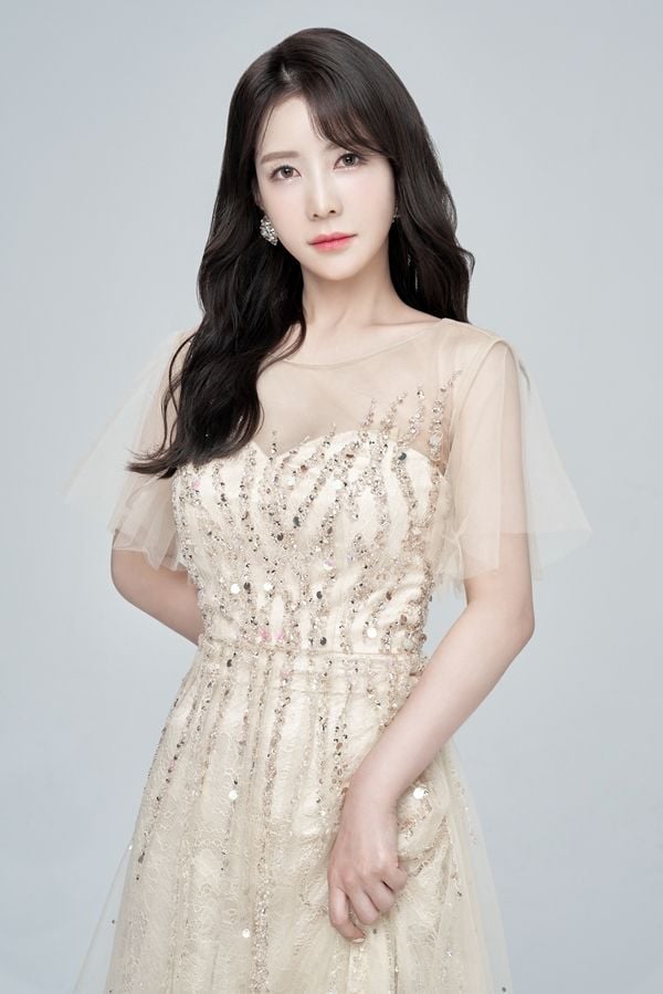 “한봄, 승리 기원하는 무대”…‘창원NC파크’ 시구→프로야구장에 울린 트로트 열기 / SJ컴퍼니