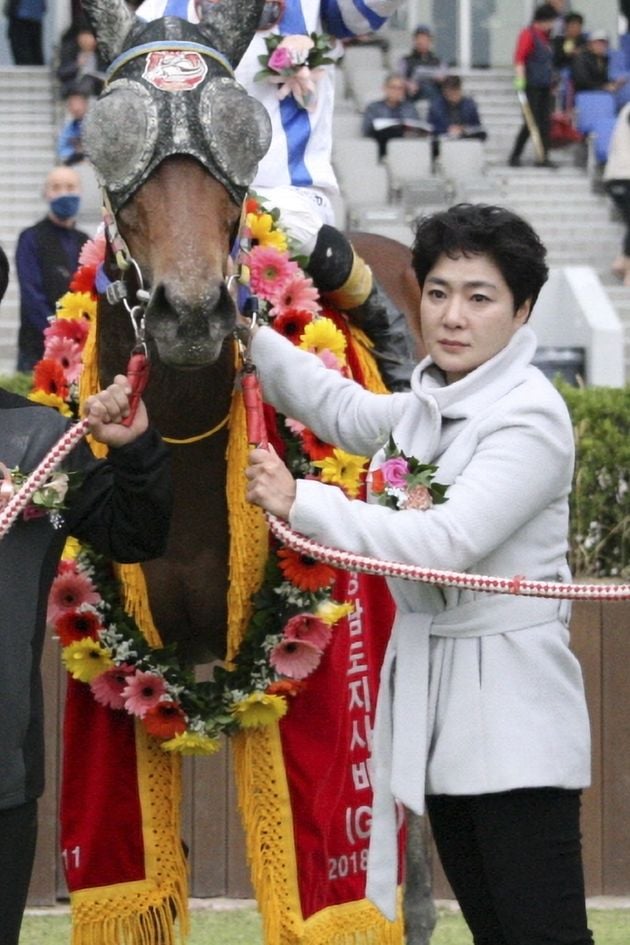 “400승 금자탑”…이신우, 한국 경마 여성 조교사 최초 대기록 / 연합뉴스