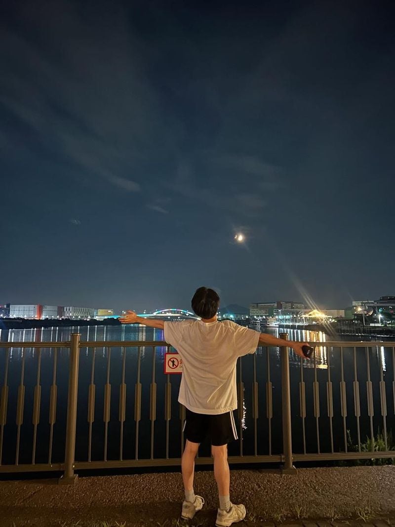 “도대체 왜 뛰는거에요”…조진호, 한여름 밤하늘 아래→자유로이 선 자화상 / 그룹 펜타곤, 그룹 크레즐 조진호 인스타그램