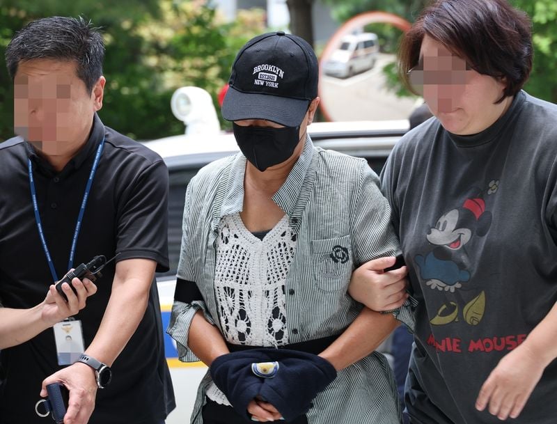 남편 신체 중요 부위를 절단한 아내가 2일 인천지법에서 열린 구속 전 피의자 심문에 출석하고 있다 / 연합뉴스