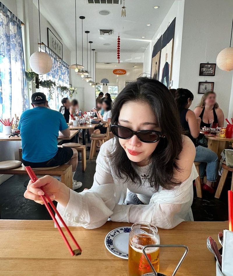 “햇살 아래 여유로운 미소”…김히어라, 식당 한켠→도시 일상 감성 / 배우 김히어라 인스타그램