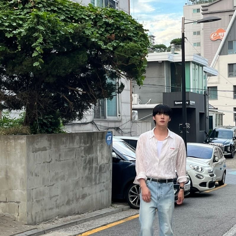“청량한 여름 오후를 걷는다”…안재현, 도심 속 고요→순수 존재감 / 배우, 모델 안재현 인스타그램