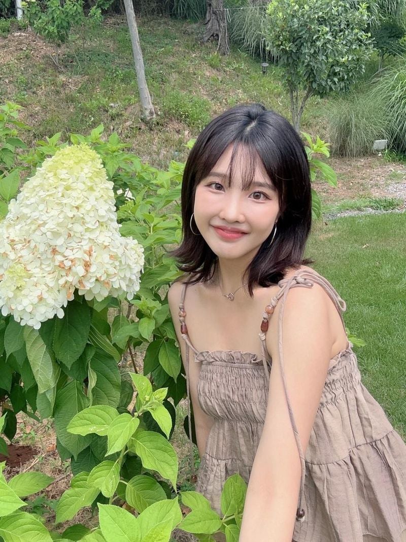 “이 꽃의 이름은 뭔가용”…류민희, 한여름 미소→자연 속 청초한 순간 / 가수 류민희 인스타그램