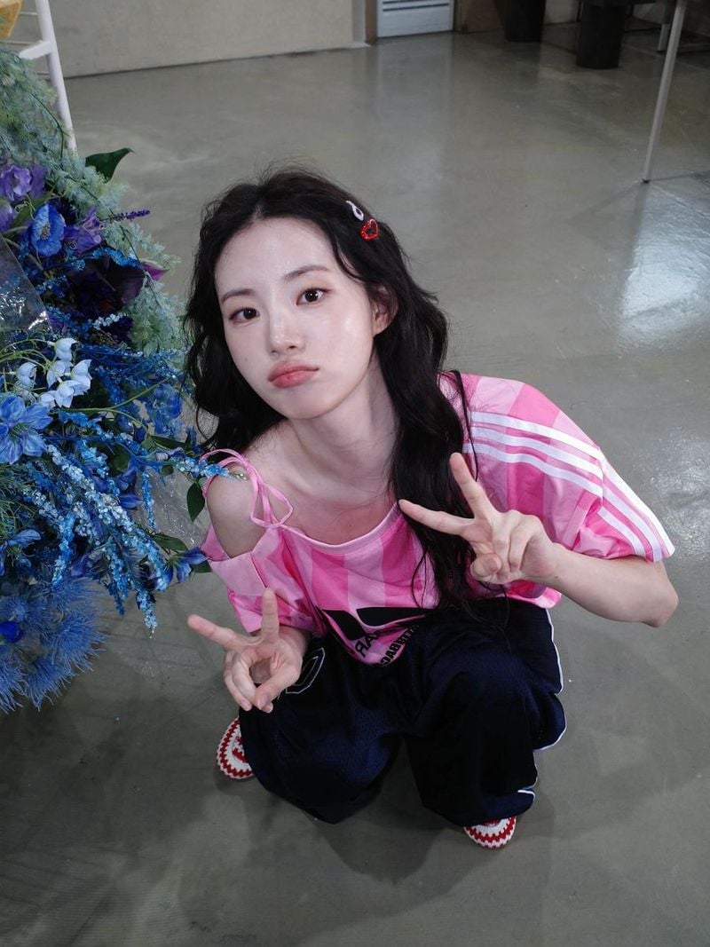 “두 손 가득 평화”…신시아, 여름 한낮→장난기 담은 셀카 / 배우 신시아 인스타그램