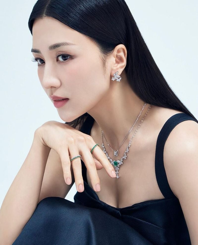 “차분한 담대함이 머문 순간”…박하선, 세련된 시선→우아함 압도 / 배우 박하선 인스타그램