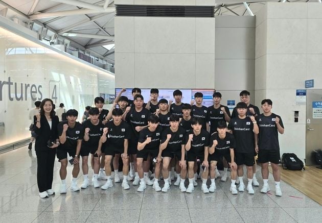 “준비된 청소년팀 출격”…남자 핸드볼 대표, 세계선수권 향해 이집트 출국 / 연합뉴스