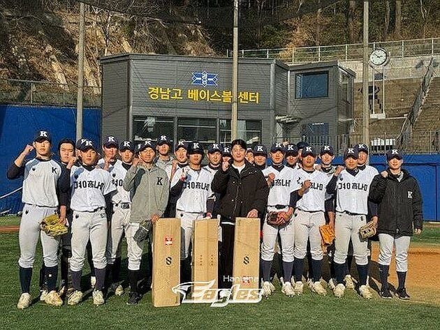 “8회 역전 결승타”…경남고, 휘문고 꺾고 대통령배 첫 우승 / 연합뉴스