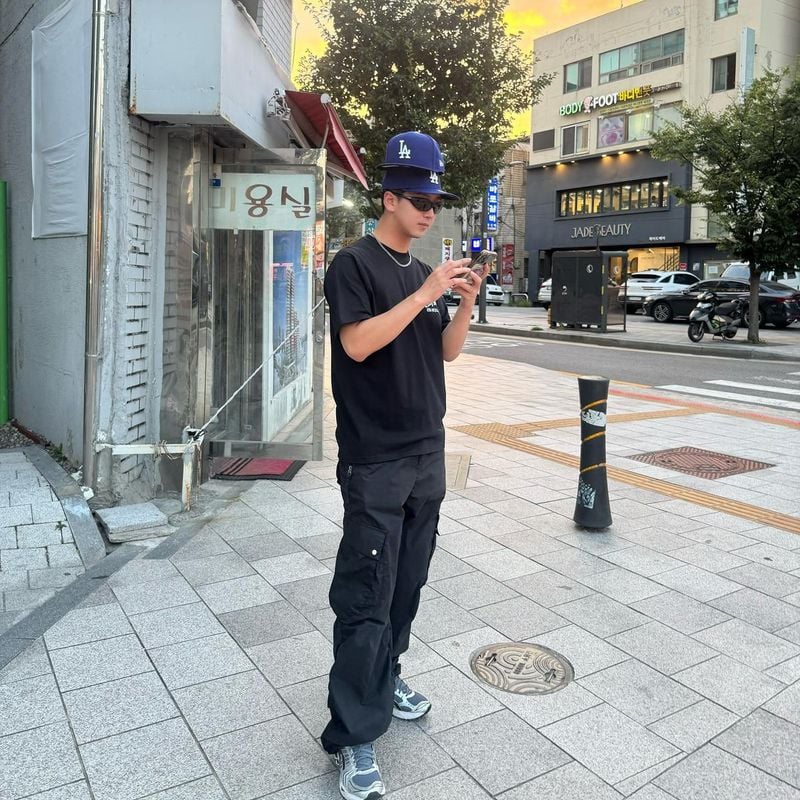 “언제까지 더울까”…차선우, 붉은 저녁노을 아래→거리 낭만 압도 / 배우, 가수 차선우 인스타그램